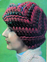 Шапочка с диагональными полосами связанная крючком