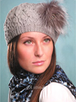 Шапка женская с отделкой мехом