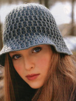 Шапка вязанная спицами с кожей
